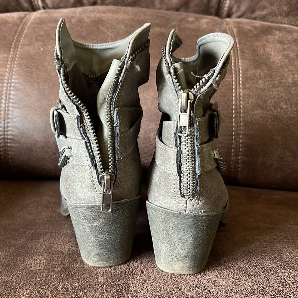 Boots - Picture 3 of 5